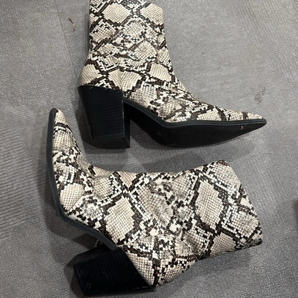 Truffle Collection European Snakeskin Pointed Tow Cowboy Boots - Picture 6 of 6